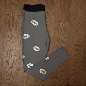 Koral Gray Leggings With Silver Lip Print